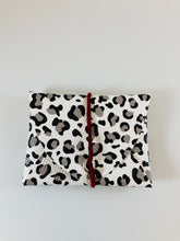 Lade das Bild in den Galerie-Viewer, Mini Geldbeutel Leomuster