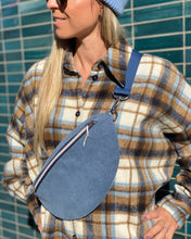 Lade das Bild in den Galerie-Viewer, KIRA Bauchtasche dicker Cord Taubenblau handmade