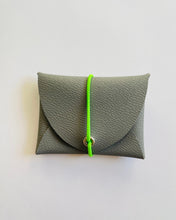 Lade das Bild in den Galerie-Viewer, Mini Geldbeutel Hellgrau, Minimalistisch, Gummiband NeonGrün