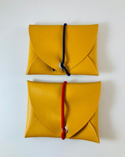 Lade das Bild in den Galerie-Viewer, Mini Geldbeutel, Minimalistisch, Senffarben, Gummiband Rot