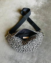 Lade das Bild in den Galerie-Viewer, TRAUDL BUMBAG