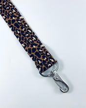 Lade das Bild in den Galerie-Viewer, Braun - Leomuster