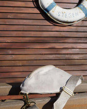 Lade das Bild in den Galerie-Viewer, Mia Bauchtasche Beige Wildleder Optik, Lederimitat, Gurtband gold