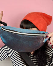 Lade das Bild in den Galerie-Viewer, STEPHI BUMBAG – Schimmernde Bauchtasche für Alltag & Freizeit
