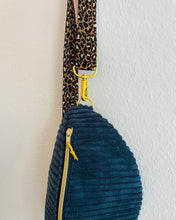 Lade das Bild in den Galerie-Viewer, RAFFA Bauchtasche samtweicher 10mm Breit-Cord Petrol Öko-Tex