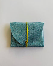 Lade das Bild in den Galerie-Viewer, Mini Geldbeutel Blau & Mintgrün Glitzer minimalistisch kompakt, minimalistisch, Gummi Gelb