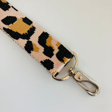 Lade das Bild in den Galerie-Viewer, Rosa - Leomuster