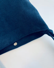 Lade das Bild in den Galerie-Viewer, ANNEROSE Rucksacktasche Detailansicht - dunkelblaues Cord-Material
Verschluss Druckknopf