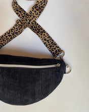 Lade das Bild in den Galerie-Viewer, MICHA Bauchtasche Schwarz getragen als Crossbody-Bag