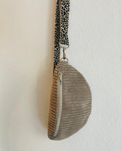 Lade das Bild in den Galerie-Viewer, NICKI Bauchtasche Cord Taupe mit Silber-Metallakzenten, abnehmbarer Gurt in BeigeLeo