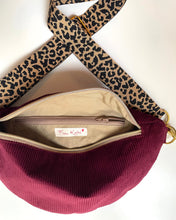 Lade das Bild in den Galerie-Viewer, CATHRIN Bauchtasche Feincord Bordeaux Dead Stock limitierte Edition, Gurt Leopard
