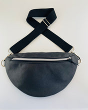 Lade das Bild in den Galerie-Viewer, MAREIKE Bauchtasche Lederimitat Grauschwarz Silber und Gold Akzente