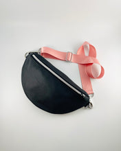 Lade das Bild in den Galerie-Viewer, MAREIKE Bauchtasche Lederimitat Grauschwarz Silber und Gold Akzente, Gur Rosa