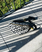 Lade das Bild in den Galerie-Viewer, ELA Bauchtasche Schwarz-Weiß Leopardenmuster Jacquard handmade