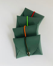 Lade das Bild in den Galerie-Viewer, Mini Geldbeutel, Olivgrün, Gummiband Neongrün, Rot, Orange, Grün