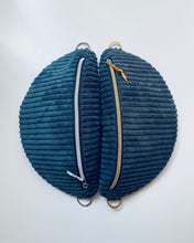 Lade das Bild in den Galerie-Viewer, RAFFA Bauchtasche samtweicher 10mm Breit-Cord Petrol Öko-Tex