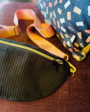 Lade das Bild in den Galerie-Viewer, *NEU* BIBI BUMBAG – elegant schwarze Bauchtasche