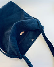 Lade das Bild in den Galerie-Viewer, ANNEROSE Rucksacktasche Detailansicht - dunkelblaues Cord-Material