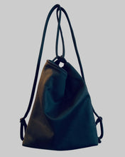 Lade das Bild in den Galerie-Viewer, MAREIKE 3-in-1 Rucksacktasche aus schwarzem Lederimitat mit verstellbaren Gurten