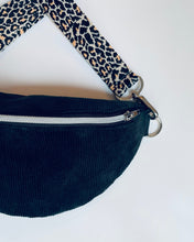 Lade das Bild in den Galerie-Viewer, INGE Bauchtasche Feincord Schwarzgrün mit Silberakzenten, Gurtband in Beige Leo