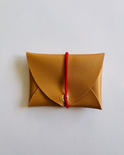 Lade das Bild in den Galerie-Viewer, MiniGeldbeutel, Beige, minimalistisch, ein Fach, Gummiband Rot