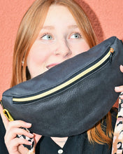 Lade das Bild in den Galerie-Viewer, MAREIKE BUMBAG