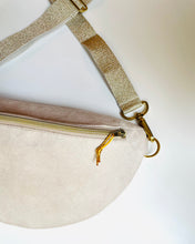 Lade das Bild in den Galerie-Viewer, Mia Bauchtasche Beige Wildleder Optik, Lederimitat, Gurtband gold