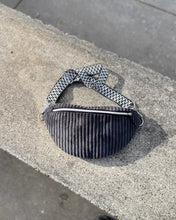 Lade das Bild in den Galerie-Viewer, VIKTORIA BUMBAG - Cord