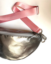 Lade das Bild in den Galerie-Viewer, ELFI Bauchtasche glatter silberner Stoff regen- und schmutzabweisend