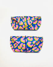 Lade das Bild in den Galerie-Viewer, ANNA Brillenetui mit buntem Leomuster aus veganem Lederimitat