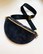 Lade das Bild in den Galerie-Viewer, MICHA Bauchtasche Schwarz getragen als Crossbody-Bag,Goldakzente
