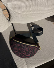 Lade das Bild in den Galerie-Viewer, *NEU* AVA BUMBAG – Stylische Bauchtasche mit Animal-Print & Goldakzenten | limitiert
