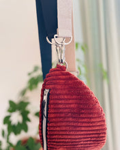 Lade das Bild in den Galerie-Viewer, Bauchtasche samtweicher Breit-Cord Braun mit Silberakzenten handmade