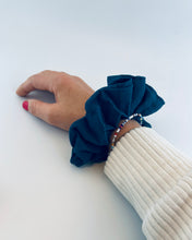 Lade das Bild in den Galerie-Viewer, Petrol Scrunchie, Dorothea, handmade