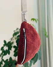 Lade das Bild in den Galerie-Viewer, Bauchtasche samtweicher Breit-Cord Braun mit Silberakzenten handmade