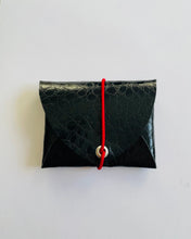 Lade das Bild in den Galerie-Viewer, Helmi Mini Geldbeutel, Schwarz, Schlangenoptik, minimalistisch, Gummiband Rot