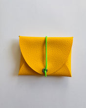 Lade das Bild in den Galerie-Viewer, Mini Geldbeutel Sonnengelb, minimalistisch, Mix & Match, Gummiband Neongrün