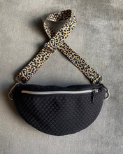 Lade das Bild in den Galerie-Viewer, SYLVIE Bauchtasche 3D-Rautenmuster Schwarz Quilted, Silberfarben, Leomuster Gurt