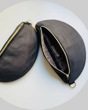 Lade das Bild in den Galerie-Viewer, MAREIKE Bauchtasche Lederimitat Grauschwarz Silber und Gold Akzente
