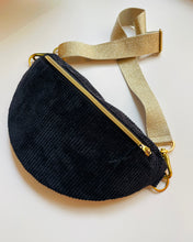 Lade das Bild in den Galerie-Viewer, MICHA Bauchtasche Schwarz getragen als Crossbody-Bag