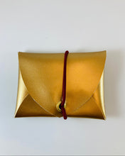 Lade das Bild in den Galerie-Viewer, Mini Geldbeutel, minimalistisch, Gold Gummiband Dunkelrot
