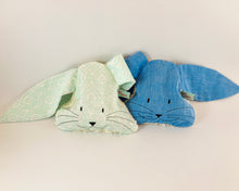 Lade das Bild in den Galerie-Viewer, Kirschkernkissen Hase, Teddystoff, warm, kalt, Mint Muster, Hellblau