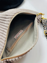 Lade das Bild in den Galerie-Viewer, NICKI Bauchtasche – Breitcord Taupe