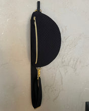 Lade das Bild in den Galerie-Viewer, SYLVIE Bauchtasche 3D-Rautenmuster Schwarz Quilted, Goldfarben, Gurtband Schwarz