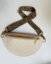 Lade das Bild in den Galerie-Viewer, Mia Bauchtasche Beige Wildleder Optik, Lederimitat, Gurtband Leomuster