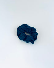 Lade das Bild in den Galerie-Viewer, Petrol Scrunchie, Dorothea, handmade, Grösse M