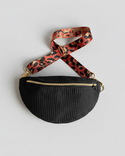 Lade das Bild in den Galerie-Viewer, BIBI Bauchtasche schwarz aus Öko-Tex Baumwolle mit Goldakzenten handmade