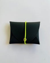 Lade das Bild in den Galerie-Viewer, Mini Geldbeutel, Schwarz, Minimalistisch, Gummiband Neon Gelb