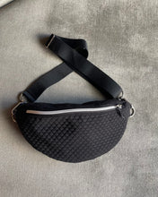 Lade das Bild in den Galerie-Viewer, SYLVIE Bauchtasche 3D-Rautenmuster Schwarz Quilted, Silber, Gurt Schwarz