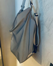Lade das Bild in den Galerie-Viewer, *NEU* NADINE Rucksacktasche | reflektiert | minimalist